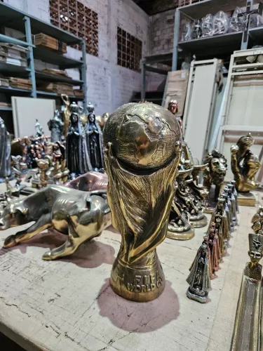 Indústria de metalização de estátuas, troféus e sapatinhos de bebê