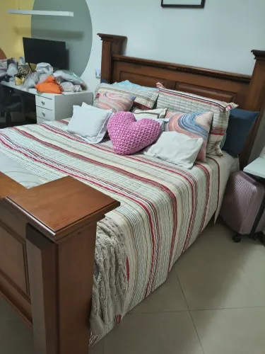 Cama Queen madeira maciça ótimo estado (travesseiros e roupas de cama não inclusos)