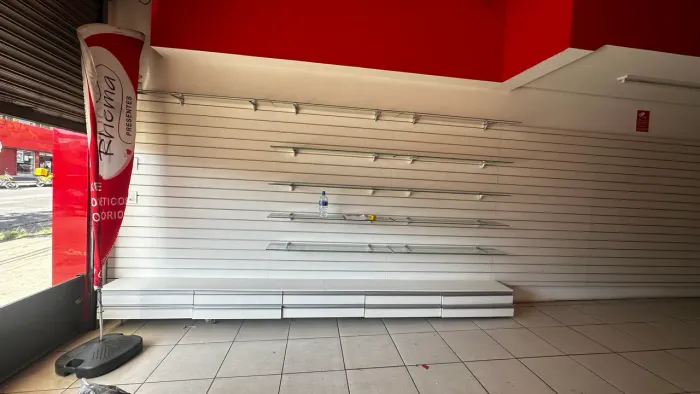 Painel de exposição canaletado para loja