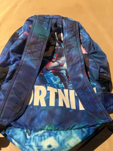 mochila escolar com estampa temática do jogo Fortnite