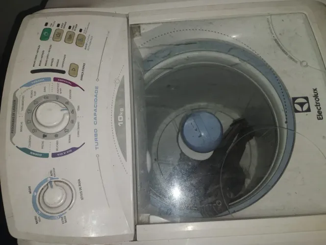 Máquina, celular, micro-ondas e carrinho de vendas