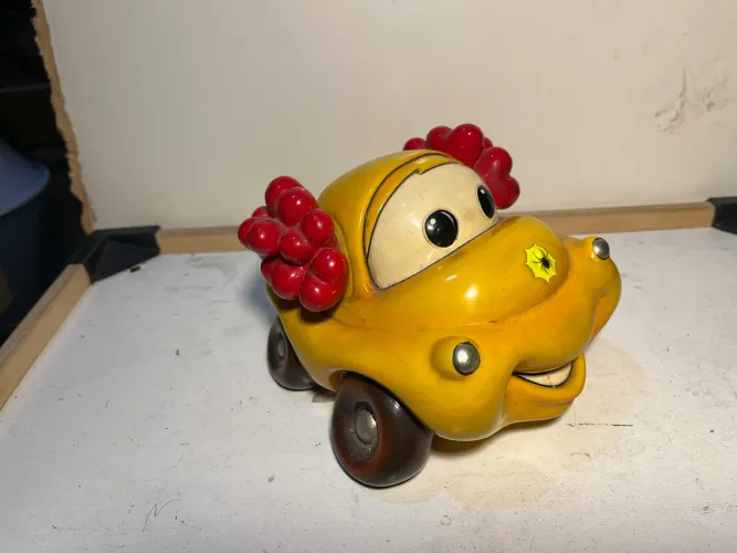 cofrinho de carro amarelo sorridente cerâmica 