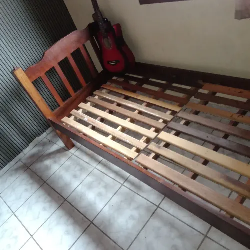 Cama beliche de madeira