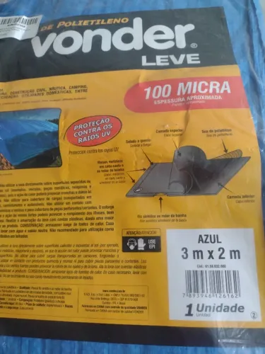 Lona impermeável sem uso no centro de São Gonçalo