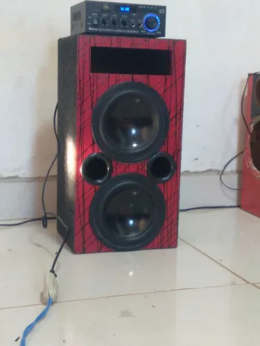 Caixa 2x6 com grave subwoofer.