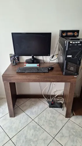 Mesa com gaveta para computador