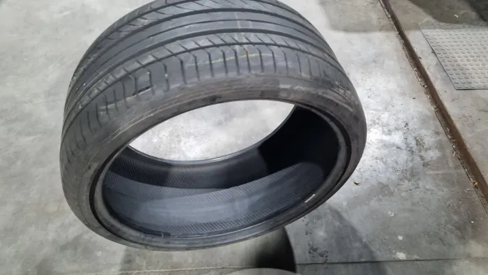 Par de Pneu 295/30ZR21 continental.