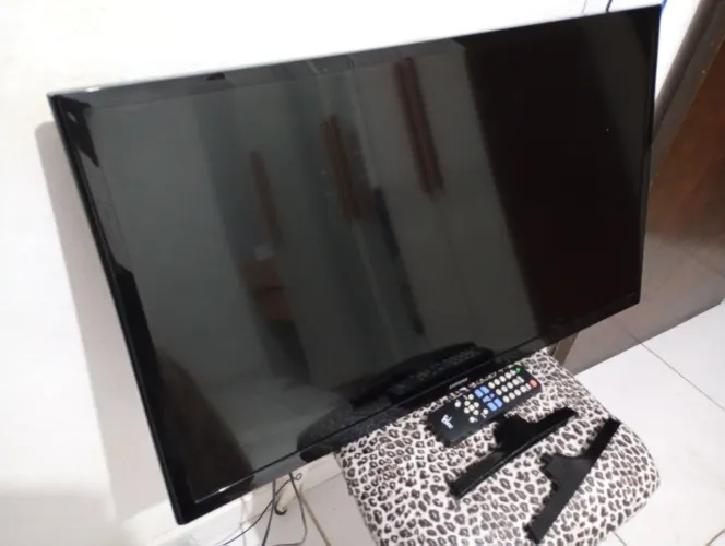 Vendo uma TV smart 32 polegadas com wi-fi Netflix YouTube