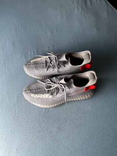 Yeezy Boost 350 TAIL LIGHT