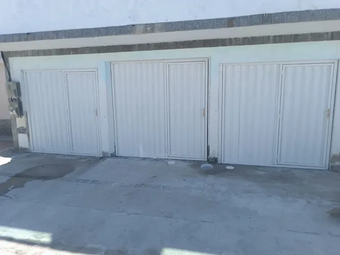 Portão alumínio garagem com entrada pedestre branco