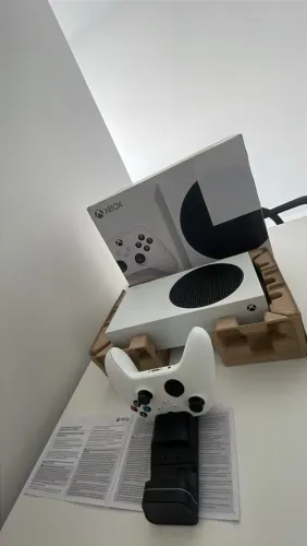 xbox series s + base de carregamento