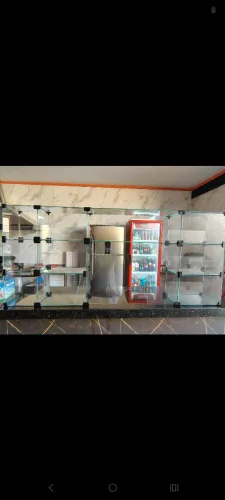Vendo vitrine de balinhas e chocolates ela tem muitos compartimentos 
