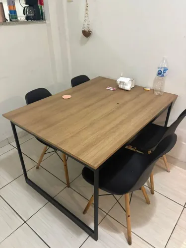 Mesa Industrial com 4 cadeiras