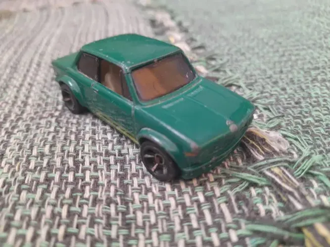 Carrinho Hot Wheels BMW 2002 na cor verde