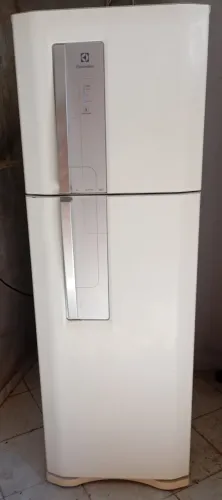 Vendo geladeira Electrolux Frost Free funcionando perfeitamente.