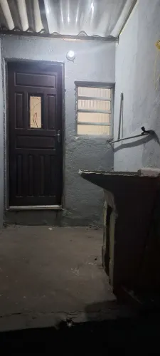 Alugo casa de 2 comodos ,pra pessoa solteira ou casal sem filhos ,não pode ter pet.