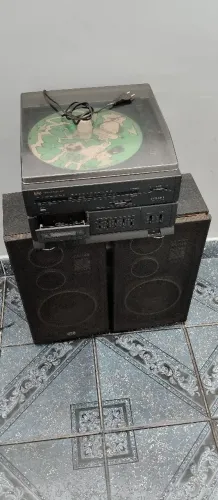 Aparelho de rádio, com toca fitas e vitrola, toca disco de vinil.