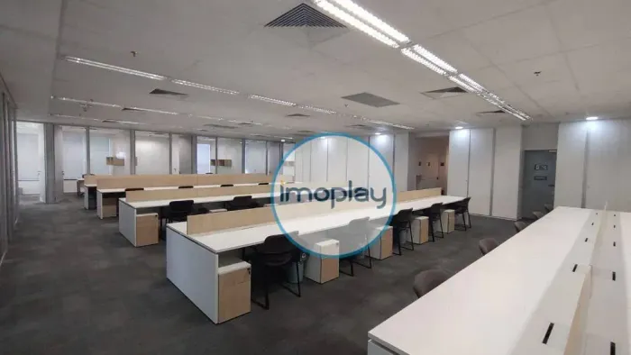 Conjunto comercial com 957m² mobiliado, piso elevado com carpete, 22 vagas de garagem e 05