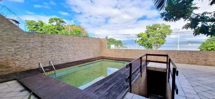 Venda | Casa frente mar com 3 suítes, piscina, 550 m² e Espaço de Lazer - no Bom Abrigo