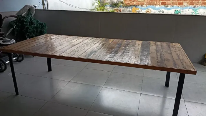 MESA 2,40 tamanho de madeira envernizado e pés de ferro