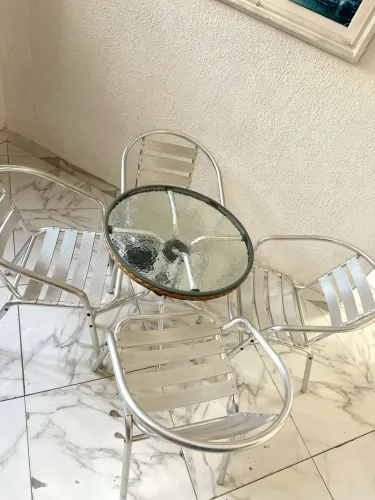 Vendo mesa com tampa de vidro + 4 cadeiras de alumínio 