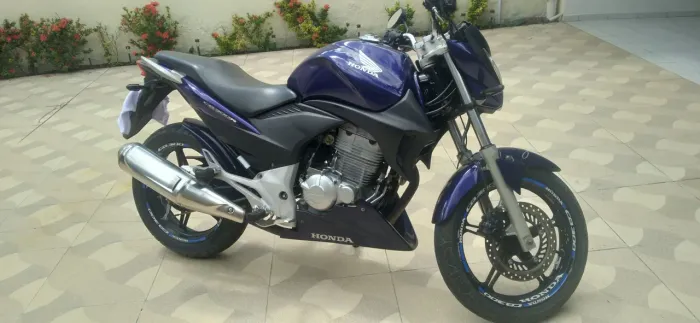 Moto CB 300 Super Conservada 