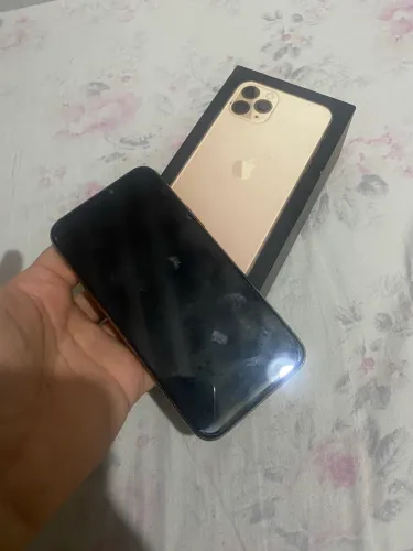 iPhone 11 Pro Dourado na caixa