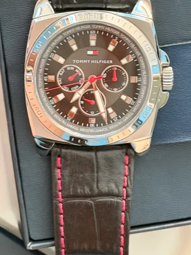 Relógio TOMMY HIlfiGER 100 por cento original R$1.200,00