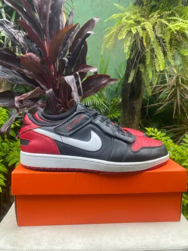 Tênis Nike Air Jordan 1 Low FlyEase na coloração "Alternate Bred Toe"