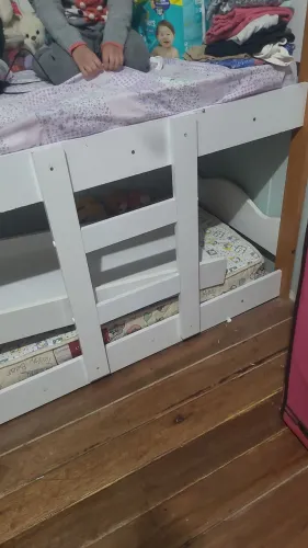 Cama beliche infantil com escorregador acompanha colchão um deles está com um pequeno rasg