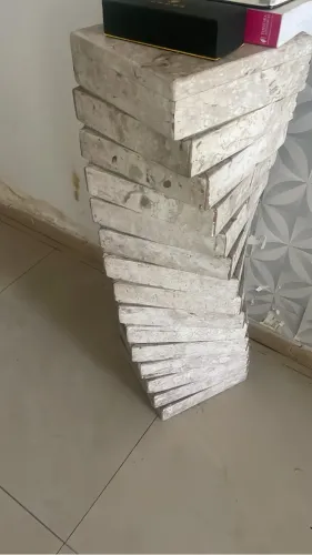 Linda mesa de vidro e pés de mármore