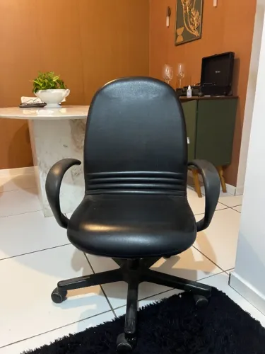CADEIRA OFFICE PREMIUM EM COURINO