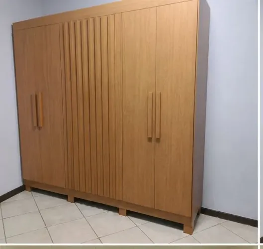 Vendo um Guarda-roupa de seis portas 