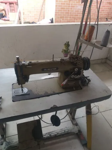Máquina industrial e overlok