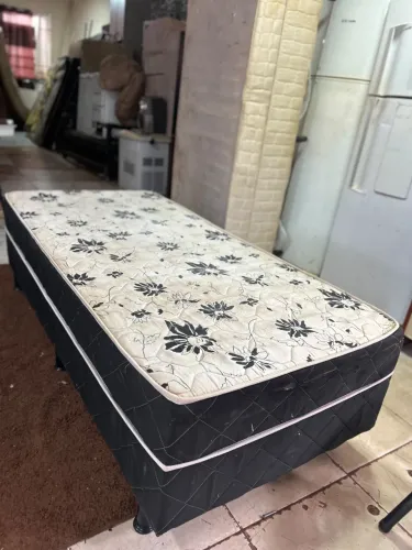 ? CAMA BOX SOLTEIRO 5CM ESPUMA? bem conservado marcas de uso ?Entrego e passo cartão