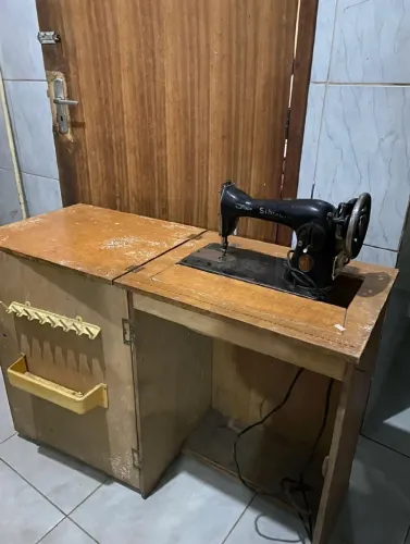 Máquina de Costura Com Gabinete