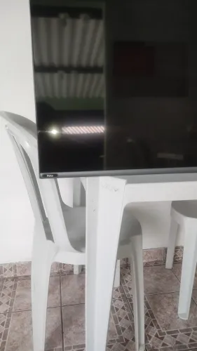 vendo tv smart 50 polegadas 4k pouco tempo de uo listras na tela