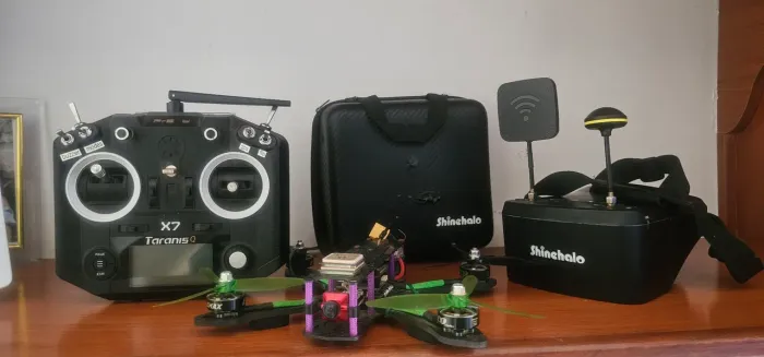 Drone Racing Completo - FPV - Rádio Taranis - 2 Baterias - Varias Hélices sobressalentes