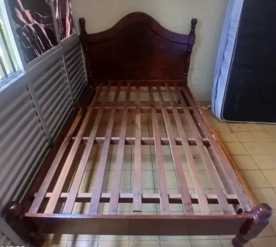 Cama de madeira maciça, móvel para toda a vida, em ótimo estado