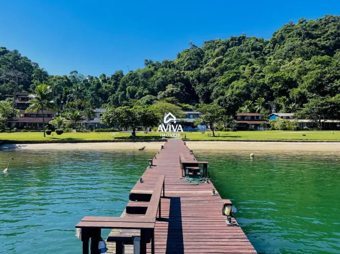 Maravilhosa casa duplex no Condomínio Angra Azul, localizado em Angra dos Reis.