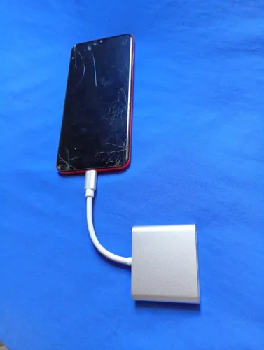 celular com defeito e um Adaptador Hub Tipo-C 3 em 1 para HDMI, USB 3.0 