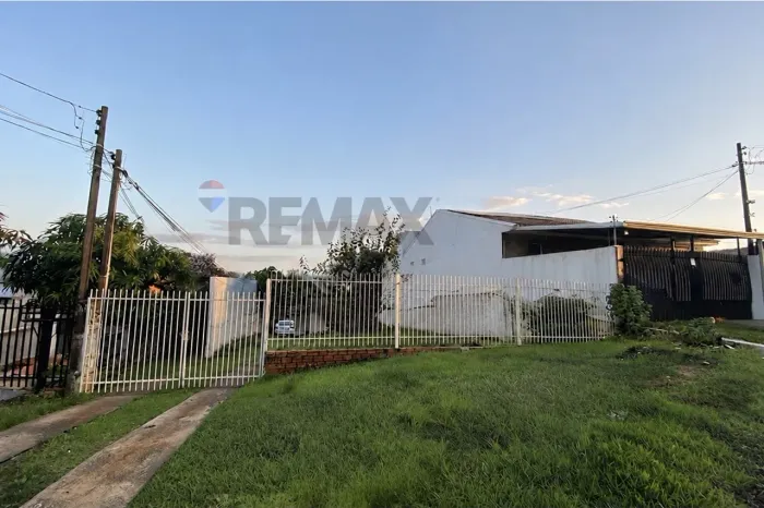 Terreno com casa à venda no Neva