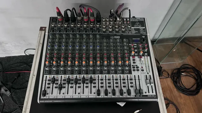Mesa de Som Behringer Xenyx X2222USB