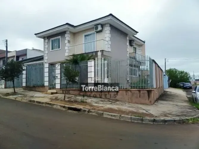 Sobrado com 4 dormitórios e piscina em Uvaranas