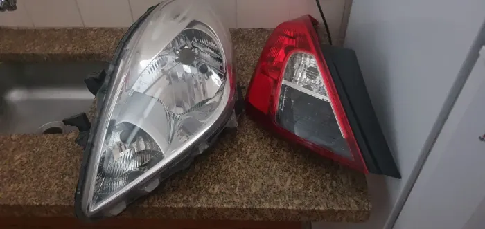 Farol dianteiro e traseiro Nissan versa 2012