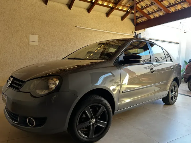 Volkswagen Polo Sedan 1.6 MI Total Flex 8V 4P 2012