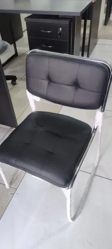 Cadeira cromada fixa em promoção