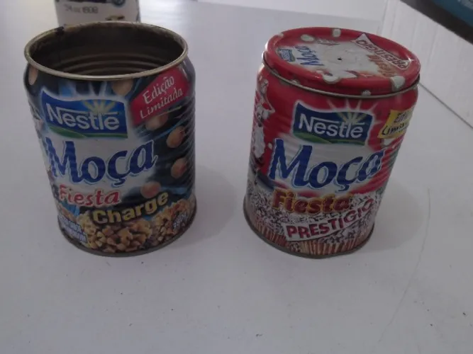 Latas de metal antigas