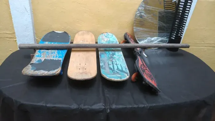 Skate com 2 ou 4 rodas, bom estado, tenho 5u. E outros. 