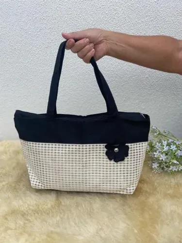 BOLSA VINTAGE, ACABAMENTO EM TELA BRANCA E FLOR DE TECIDO